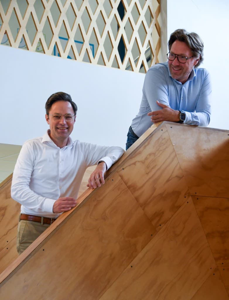 Matthijs Bobeldijk en Gertjan de Jong, ontwikkelaars van Purposecase, in een lichte kantooromgeving bij New Business Lab